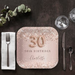 Rose Goldrot Rosa, 30. Geburtstag Pappteller<br><div class="desc">Elegant,  klassisch,  glamourös und mädchenhaft für ein 30. Party. Rose Gold und rot rosa Farbverlauf Hintergrund. Mit Konfetti dekoriert. Personalisieren und einen Namen hinzufügen. Der Name ist mit einem modernen,  dunklen Rose gefärbten Handschrift geschrieben. Nummer 30 wird mit einem Schriftart im Ballonstil geschrieben.</div>
