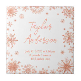 Rose-Goldschneeflocken auf den weißen Geburtsstadi Fliese