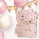 Rose Goldsterne Rosa Funkelmonogramm Geschenkpapier Set<br><div class="desc">Elegante,  klassische,  glamouröse und feminine Party-Verpackungsblätter. Ein gürtelrosa,  goldene Imitat aus Rose,  metallisch,  mit Rose goldfarben und rosa Sternen dekoriert. Personalisieren und einen Namen hinzufügen. Ein modernes handgeschriebenes Stilskript.</div>