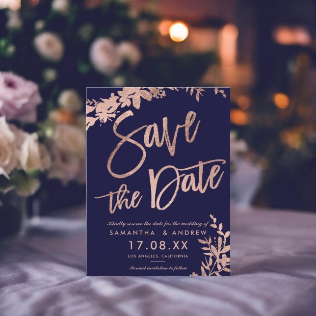 Rose Goldtypografie Blumenmarine Save the Date Ankündigungspostkarte (Rose Gold typography floral navy save the date Announcement Postcard)