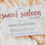 Rose Goldtypografie Marmor Sweet 16 Einladung<br><div class="desc">Rose Gold Typografie Marmor 16 . Geburtstag Geburtstagsfeier Einladung. moderne,  einfache,  elegante und schicke Imitate Rose goldene Bürste Handschrift Schrift auf einem weißen modernen Marmorhintergrund.</div>