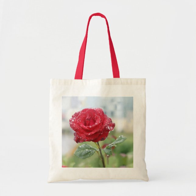 Rose in Regentropfen Tragetasche (Vorne)