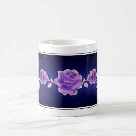 Rose liebt Design Lila Rose auf Metallic Blue Kaffeetasse