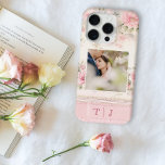 Rose mit Girl-Rose mit Foto und Monogramm Case-Mate iPhone Hülle<br><div class="desc">Sehr hübsche und feminine Gestaltung mit quadratischer Fotoplatte und zwei initialen Textfeldern auf einem zarten pastellrosa,  gürtelmädchenhaften Muster der Rose.</div>