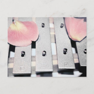Rose Petals auf Metallglocken verblasst Postkarte