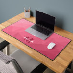 Rose pink magenta Geometric Mesh Pattern Monogramm Schreibtischunterlage<br><div class="desc">Monogram Personalize mit Ihrem benutzerdefinierten Initial und Namen. Einzigartige coole Schreibtischmatte für Büro,  Zimmer,  Arbeit,  Spielzimmer...  Rose rosa magenta Gradient Geometric Mesh Muster. Subtile moderne Design Elegante und coole Triangle geometrische Gefälle Gefälle.</div>