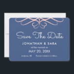 Rose Quartz auf Denim Blue, Elegant Save the Date<br><div class="desc">Diese Hochzeit speichern Sie die Datumskarte verfügt über Rose Quarz Schnörkel auf einem denim blauen Hintergrund. Die Hintergrundfarbe kann in eine beliebige Farbe geändert werden.</div>