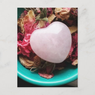 Rose Quartz Herzstück in einem Bett für Rose Petal Postkarte