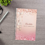 Rose Rosa Ballerina Monogramm 2025 Planer<br><div class="desc">Eine Rose goldener Hintergrund. Eine Rose Gold und rosa Farbverlauf Hintergrund. Dekoriert mit Rose Gold, rosa Konfetti und Ballerina, Ballett Pointe Schuhe. Personalisieren und fügen Sie einen Namen, einen Monogramm-Brief und einen Text, das Jahr auf der Vorderseite. Der Name ist eine moderne dunkle Rose goldfarbene handgeschriebene Schrift geschrieben. Für die...</div>