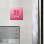 Rose rosa geometrisches Maschenmuster Monogramm Magnet<br><div class="desc">Monogram Personalize mit Ihrem benutzerdefinierten Initial und Namen. Rose rosa Gefälle geometrische Maschenmuster dreiecke ombre. Dreieck geometrische Masche mit cooler Ober-Farbverlauf.</div>