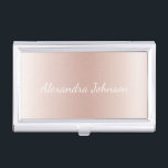 Rose Rosa Rosa Foil Modernes Design Visitenkarten Dose<br><div class="desc">Blush Pink - Rose Gold Imitats Foil Metallic Foil Stainless Steel Minimalistisch Business Card Holder mit weißem Buchstaben Schrift Signatur Typografie für das Monogramm. Die gürtelfreundlich-moderne und elegante Luxus-Rose Gold Foil Metal Business Card Inhaber können mit Ihrem Namen individuell gestaltet werden. Bitte kontaktieren Sie den Designer, um passende Artikel zu...</div>