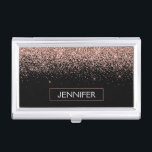 Rose Rosa Rosa Glitzer Monogram Girl Visitenkarten Dose<br><div class="desc">Schwarz und Rose Gold - Schwarz rosa Sparkle Glitzer Monogram Name Business Card Holder. Das macht den perfekten 16 Geburtstag,  Hochzeit,  Brautparty,  Jubiläum,  Babydusche oder Junggeselinnen-Abschied Geschenk für jemanden,  der Lieben glamourösen Luxus und schicke Stile.</div>