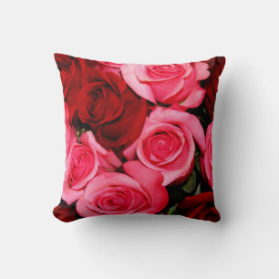 Rose, rosa und rosa Kissen am roten und roten Plat