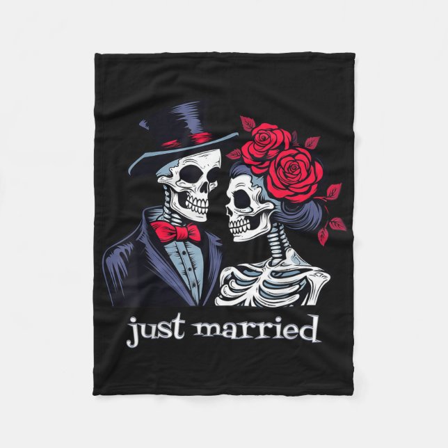 Rose Skeleton Bride & amp; Groom, nur verheiratet  Fleecedecke (Vorderseite)
