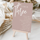 Rose Taupe Hand Scripted Table DREE   Guest Names Tischnummer<br><div class="desc">Einfache und schicke Tischnummer-Karten in der Rose Erde taupe und weiß machen eine elegante Aussage bei Ihrer Hochzeit oder Veranstaltung. Das Design enthält "Table [number]" in einem spannenden Mix aus klassischer Serif und handgeschriebenem Skriptsatz, darunter einzelne Gastnamen. Design wiederholt sich auf beiden Seiten. Einzelne nummerierte Karten werden separat verkauft; bestellen...</div>