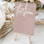 Rose Taupe Scripted Table DRITTZEHN   Guest Names Tischnummer<br><div class="desc">Einfache und schicke Tischnummer-Karten in der Rose Erde taupe und weiß machen eine elegante Aussage bei Ihrer Hochzeit oder Veranstaltung. Das Design enthält "Table [number]" in einem spannenden Mix aus klassischer Serif und handgeschriebenem Skriptsatz, darunter einzelne Gastnamen. Design wiederholt sich auf beiden Seiten. Einzelne nummerierte Karten werden separat verkauft; bestellen...</div>