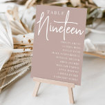 Rose Taupe Scripted Table NINETEEN Guest Names Tischnummer<br><div class="desc">Einfache und schicke Tischnummer-Karten in Rose Taupe und Weiß machen eine elegante Aussage bei Ihrer Hochzeit oder Veranstaltung. Das Design enthält "Table [number]" in einem spannenden Mix aus klassischer Serif und handgeschriebenem Skriptsatz, darunter einzelne Gastnamen. Design wiederholt sich auf beiden Seiten. Einzelne nummerierte Karten werden separat verkauft; bestellen Sie jede...</div>