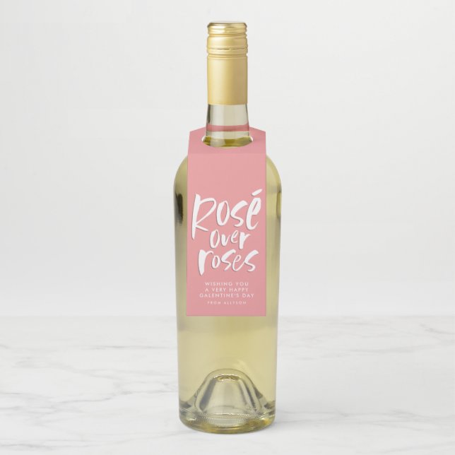 Rosé über Rose fett moderner, lustiger Galentiner  Flaschenanhänger (Auf Flasche)