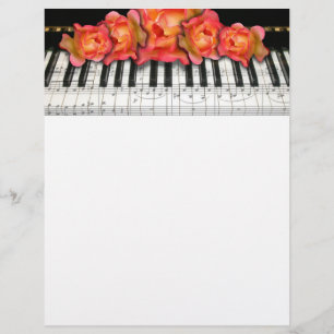 Rose und Musiknoten der Klaviertastatur