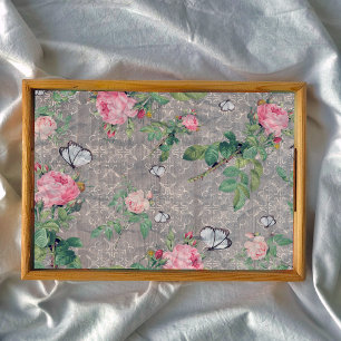 Rose und Schmetterlinge auf dem Damasholzdekoupage Seidenpapier