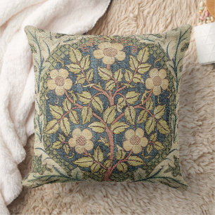 Rose Wreath von William Morris Throw Pillow Kissen