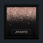 Rosen Gold Blush Pink Glitzer Script Monogram Erinnerungskiste<br><div class="desc">Schwarz und Rose Gold Blush Pink Sparkle Glitzer Monogram Name Juwelry Keepake Box. Dies macht den perfekten Abschluss,  Geburtstag,  Hochzeit,  Brautparty,  Jubiläum,  Babydusche oder Junggeselinnen-Abschied Geschenk für jemanden,  die Lieben glamourösen Luxus und schicke Stile.</div>