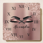 Rosen Gold Rosa Monogram Glitzer Eyelashes Quadratische Wanduhr<br><div class="desc">Rose Gold - Schwarz rosa Imitate Foil Metallic Sparkle Glitzer gebürstete Metal Monogram Name and Initial Eyelashes (Lashes),  Eyelash Extensions and Eyes niedlich Wall clock. Das Design macht den perfekten 16 Geburtstag,  Hochzeit,  Brautparty,  Jubiläum,  Babydusche oder Junggeselinnen-Abschied Geschenk für jemanden,  der einen trendigen coolen Stil sucht.</div>