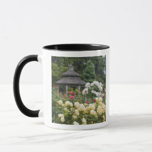 Rosen in Blüte und Gazebo Rosengarten in Tasse