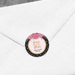 Rosen und Schwarz-weiße Polka Dot Save the Date Runder Aufkleber<br><div class="desc">Chic floral Save the Date runde Aufkleber mit einem goldenen Imitat, einem schwarz-weißen Polka-Punkt und einigen rosa Rosen. Verwenden Sie es, um Ihre Save the Date Umschläge oder für die Dekoration Siegel. Karo die passende Save the Date-Karte hier in meinem Shop aus -> http://www.zazzle.com/black_white_stripes_roses_wedding_save_the_date_card-256251464667911838?rf=238364477188679314 Personalisiere sie mit deinen Daten, indem...</div>