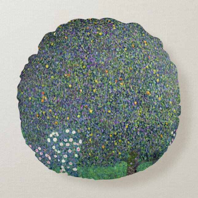 Rosen unter den Bäumen, c.1905 Rundes Kissen (Vorderseite)