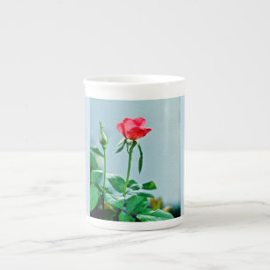 Rosenblüte und -knospe auf Knochen-China-Tasse Prozellantasse