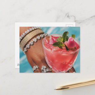 Rosengetränk und Hand mit vielen Juwelen Collage Postkarte