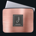 Rosengold-Metal-Monogramm Laptopschutzhülle<br><div class="desc">Rosa Rose Gold Imitate gebürstetes Metall Elegant Monogram Case. Dieser Fall kann so angepasst werden,  dass er Ihren Anfangs- und Vornamen enthält.</div>