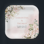 Rosenrosen Eukalyptus-Grüngold Pappteller<br><div class="desc">Stellen Sie sich die bezaubernde Szene an einem Hochzeitsempfang vor, an dem rustikale Rosen mit rosa Rosen aus rotem Rot, verwoben mit zartem Eukalyptusgrün, die elegante Teller aus Goldpapier schmücken. Jeder Teller erzählt eine Geschichte von Romantik und Naturschönheit, die die Liebe und Persönlichkeit des Paares widerspiegelt. Diese einzigartig gestalteten Teller...</div>