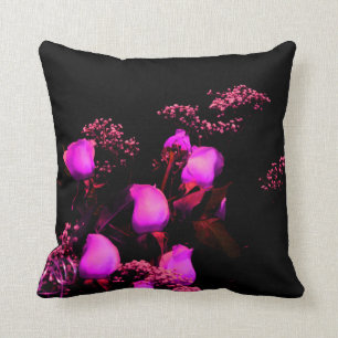 Rosenspraymagenta gegen Schwarzes Kissen
