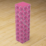 Rosenweinkasten Personalisiert Romantische Rose Bo Wein-Geschenkverpackung<br><div class="desc">Rosa Rosenschachtel Personalisierte Rosa Schachteln Rose Geschenkboxen Schmuckboxen Klassische Rosa Schachteln Hier finden Sie Valentinsche Geschenkschachteln Maßgeschneiderte Rose Mementos für Männer, Frauen, Jungen, Mädchen Klicken Sie auf "Anpassen", um mehr Textauswahl Schriftart und kundenspezifische Farben Personalisiert Powder Pink Hochzeit Rose Weinboxen für Friends hinzuzufügen Hochzeiten Anniversaries Beileid Familie Schöne rosa Rosen...</div>