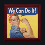 Rosie the Riveter: Starke Frauen Empowerment Erinnerungskiste<br><div class="desc">Rosie the Riveter, ein Symbol für die Ermächtigung der Frau, entstand während des Zweiten Weltkriegs, als Millionen von Frauen zur Unterstützung der Kriegsanstrengungen in den Arbeitsmarkt eintraten. Diese Frauen, oft als "Rosen" bezeichnet, übernahmen traditionell männlich dominierte Arbeitsplätze in Fabriken und Werften und bewiesen ihre Fähigkeiten und Entschlossenheit. Ihre Beiträge waren...</div>
