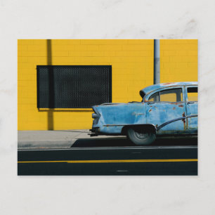 Rostblauer Wagen und gelbe Wand Postkarte