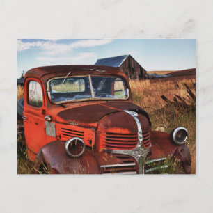 Rostender orangefarbener Dodge-LKW mit verlassener Postkarte