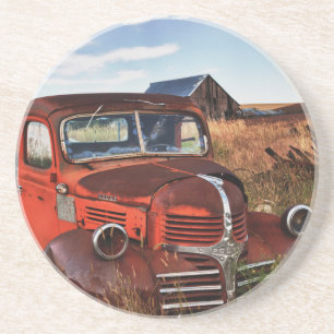 Rostender orangefarbener Dodge-LKW mit verlassener Untersetzer