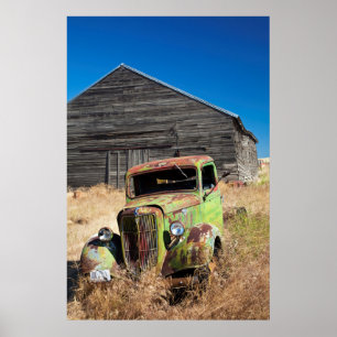 Rostendes Auto vor einer verlassenen Farm Poster