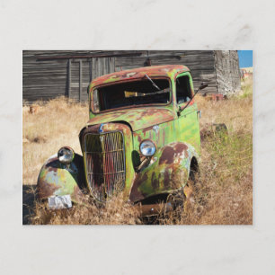 Rostendes Auto vor verlassener Farm Postkarte