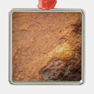 Rostfarbener Granitfels Silbernes Ornament