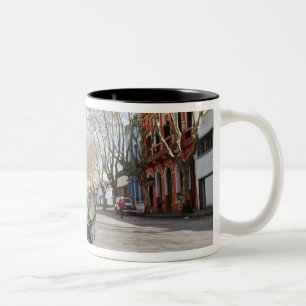 Rostige und flockige Farbe eines alten Autos Zweifarbige Tasse