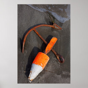 Rostiger Anker und Boje auf einem Strand Poster