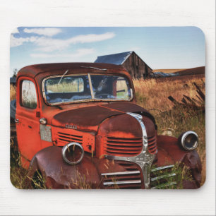 Rostiger orangefarbener Dodge-LKW mit verlassener  Mousepad