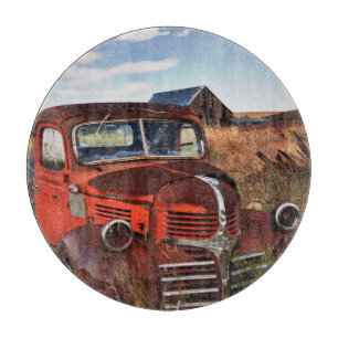 Rostiger orangefarbener Dodge-LKW mit verlassener Schneidebrett