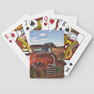 Rostiger orangefarbener Dodge-LKW mit verlassener Spielkarten