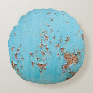 Rostiges blaues Metall: Texturierte Wand. Rundes Kissen
