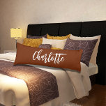 Rostnadel-Skript Seitenschläferkissen<br><div class="desc">Brauner Rost,  Terrakotta-Färbung. Personalisieren Sie Ihren Namen und fügen Sie ihn hinzu. Weiße Schrift mit Großbuchstaben.</div>